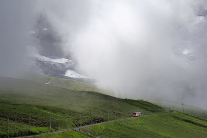 Suisse, Canton de Berne, Oberland Bernois, Interlaken, train montant à la Jungfrau (3 454 m) dit le toit de l' Europe, classé Patrimoine Mondial de l'UNESCO, vers la gare de Kleine Scheidegg