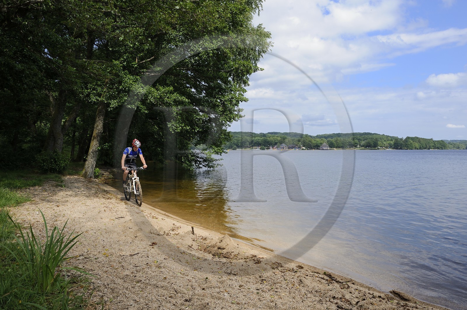 France, Nièvre (58), lac des Settons, découverte à vélo
