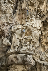 Espagne, Catalogne, Barcelone, quartier de l'Eixample, basilique de la Sagrada Familia de l'architecte du modernisme catalan Antoni Gaudi classée Patrimoine Mondial de l'UNESCO, façade de la Nativité, porte de la Charité, la mère de Dieu et saint Joseph avec Jésus venant de naitre