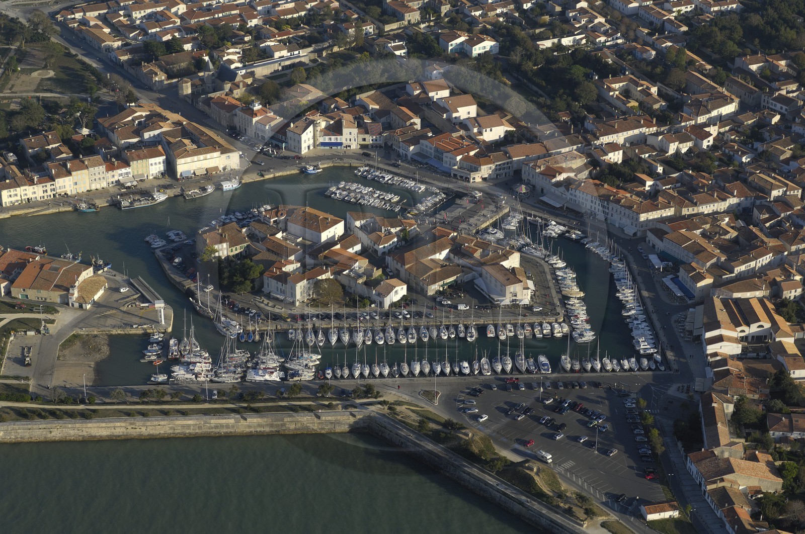 France, Charente-Maritime (17), ile de Ré, ville de Saint-Martin-de-Ré avec fortifications de Vauban (XVII ème siècle), le port (vue aérienne)