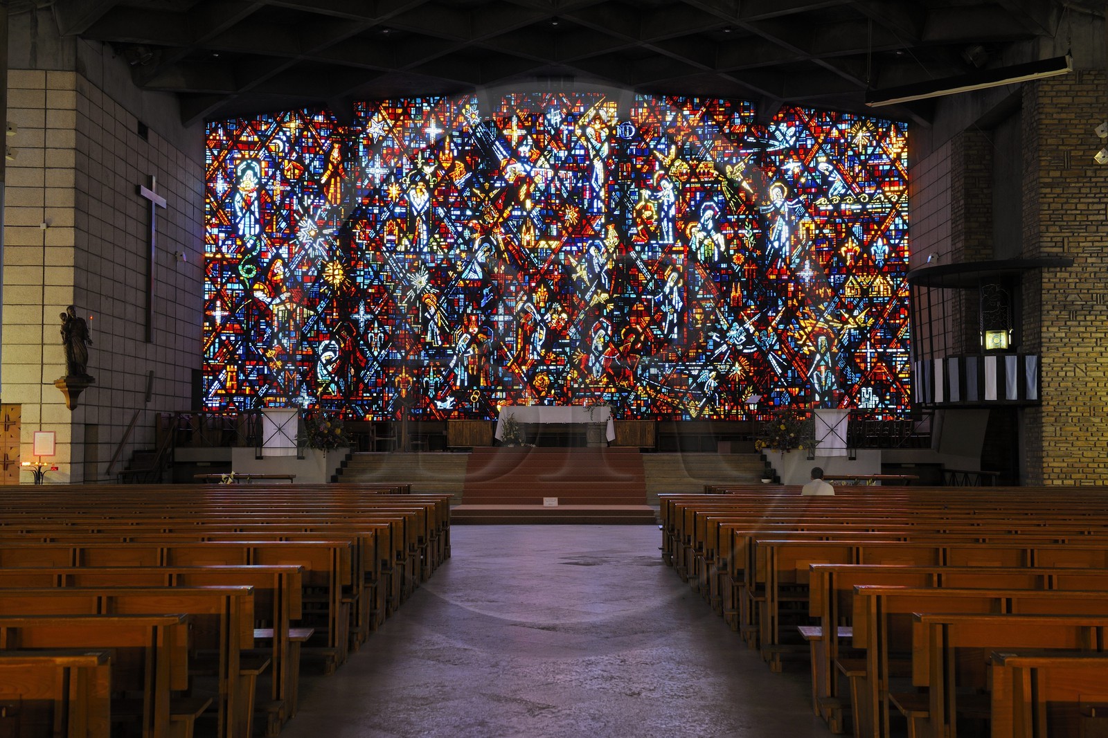 France, Vosges (88), Epinal, Notre-Dame-au-Cierge, le plus grand vitrail figuratif de France réalisé par Gabriel Loire
