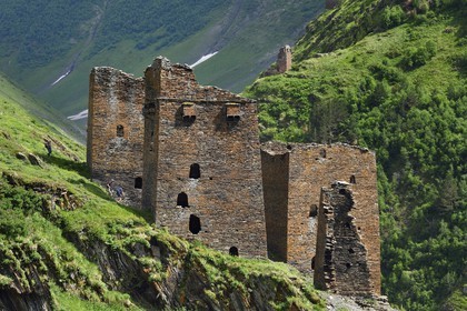 Géorgie, Kakheti, Parc national de Touchétie, vallée de la rivière Alazani dans les montagnes de Pirikiti, randonneurs traversant l'ensemble de tours défensives médiévales de l'ancien village de Parsma (Baso)