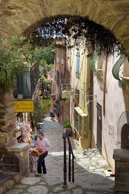 France, Var (83), Bormes-les-Mimosas, la rue Rompi Cuou (casse-cul en provencal) dans la vieille ville