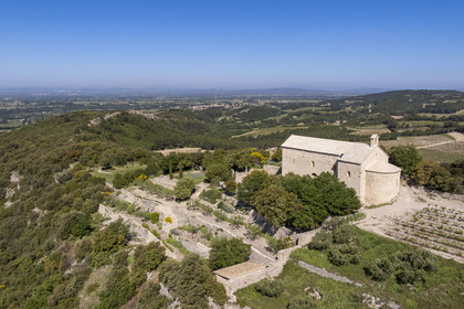 France, Vaucluse (84), Dentelles de Montmirail, Beaumes-de-Venise, la chapelle Saint-Hilaire dont l'implantation date du VIe siècle sur le plateau des Courens (vue aérienne)
