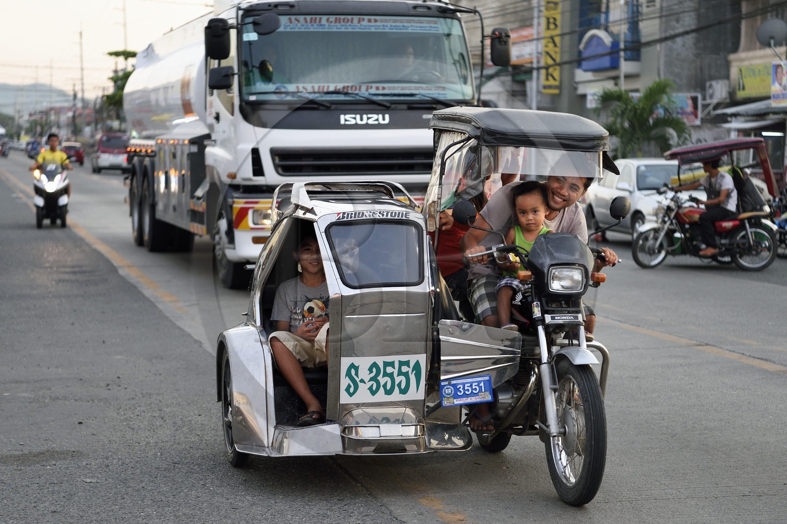 Philippines, province de Nueva Ecija, Bambang, tricycle moto-taxi dans la rue principale