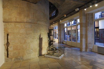 France, Paris (75), vestige de la muraille de Philippe Auguste dans l'ancienne maison de Catalogne située cour du Commerce Saint André des Arts