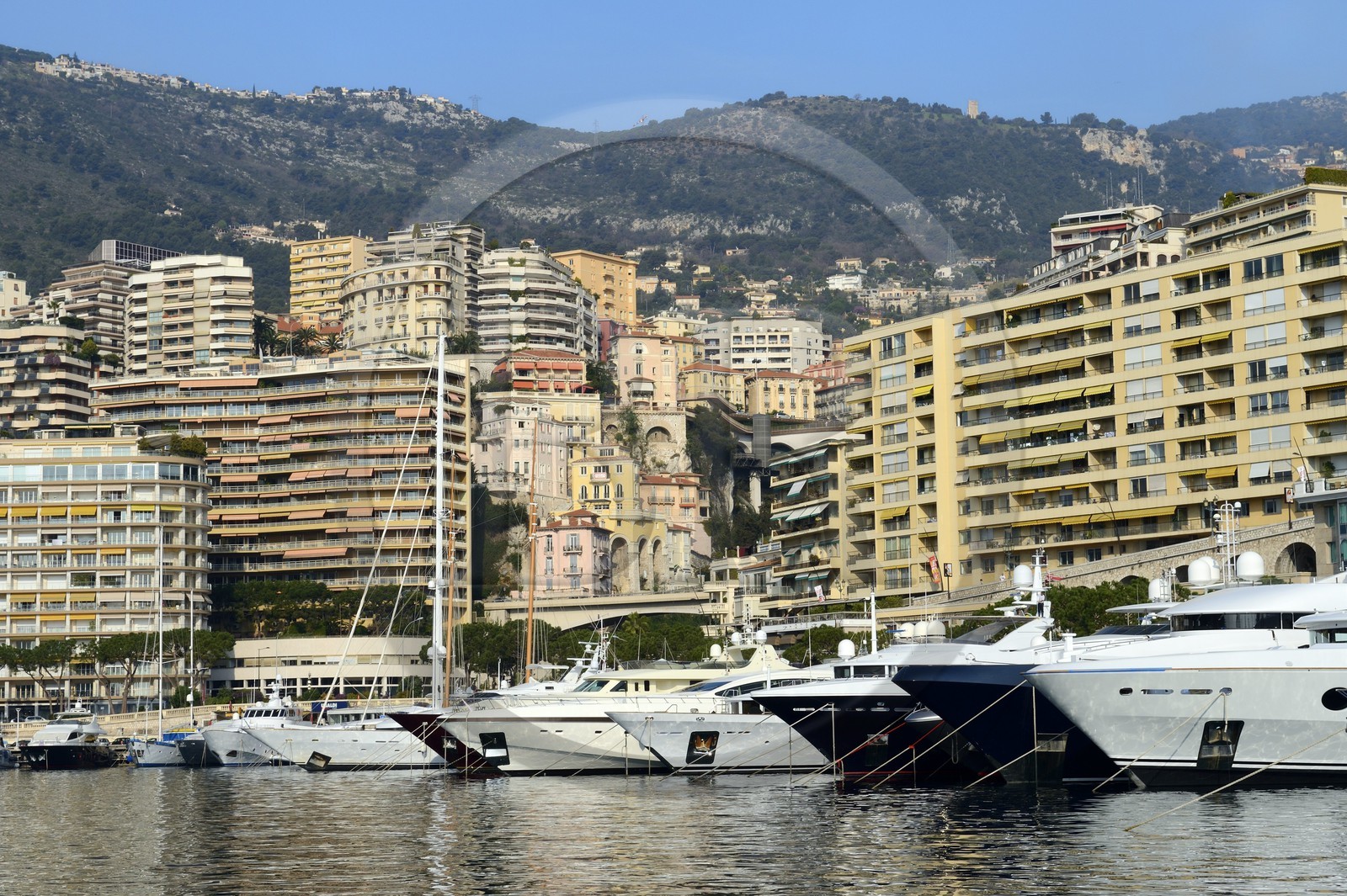 Principauté de Monaco, Monaco, yachts amarrés à port Hercule