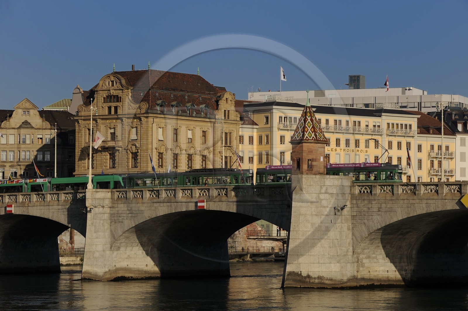 Suisse, Bâle, la Mittlere Brücke qui enjambe le Rhin et  l'Hôtel de luxe les Trois Rois
