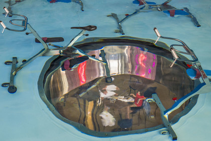 France, Hérault (34), Montpellier,  quartier de Port Marianne, batiment le Nuage réalisation du créateur Philippe Starck, aquabike center dans la piscine à l'étage, au dessus du restaurant Avva Garden visible à travers deux grands hublots