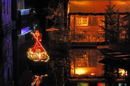 France, Haut Rhin (68), Colmar, Saint-Nicolas sur une barque dans la quartier de la Petite Venise a Noel