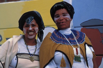 Afrique du Sud, péninsule du Cap, femmes maphuthe dans un canton de la ville du Cap