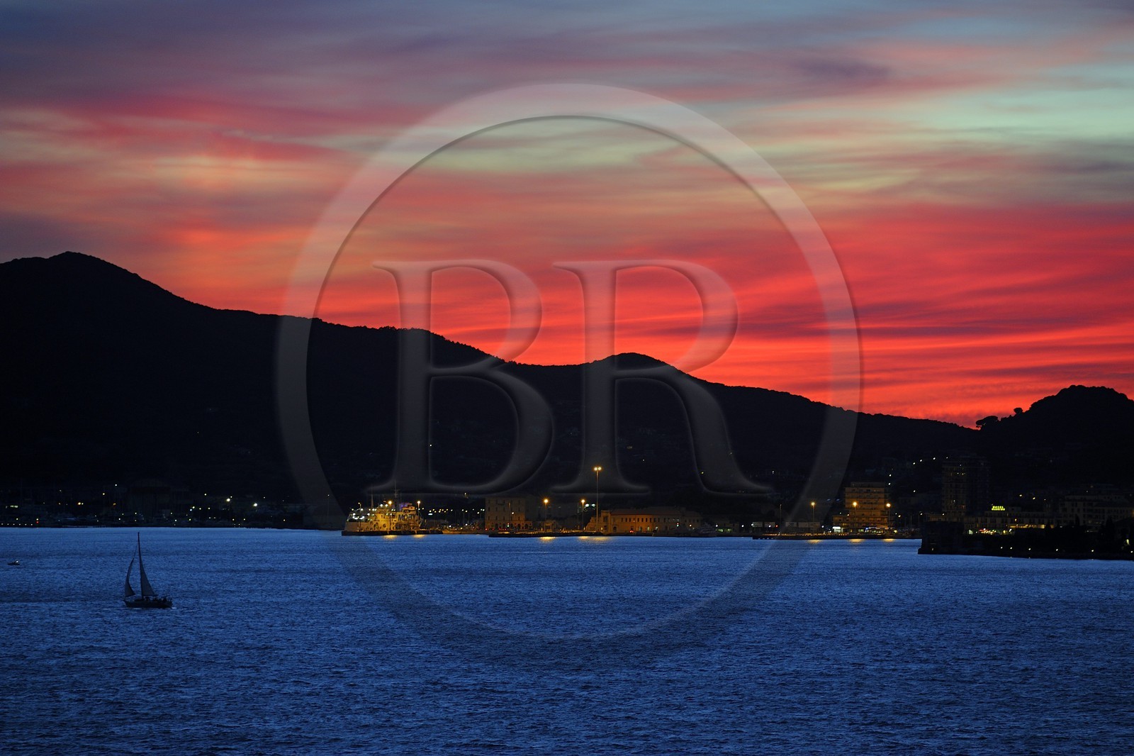 Italie, Toscane, Ile d’Elbe, la rade de Portoferraio au coucher de soleil