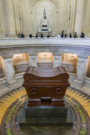 France, Paris (75), Hotel des Invalides, la cathédrale Saint-Louis-des-Invalides, le panthéon militaire, le tombeau de Napoléon 1er en quartzite rouge