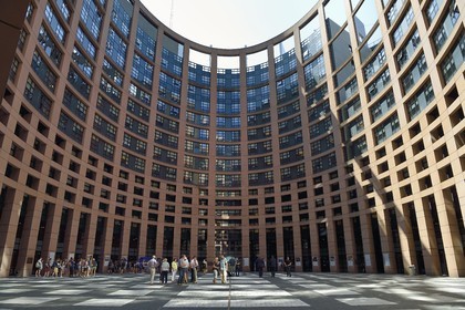 France, Bas-Rhin (67), Strasbourg, quartier européen, le Parlement européen, batiment Louise-Weiss, l'agora est une place monumentale située à l’intérieur d’une tour évidée