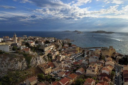 France, Bouches-du-Rhône (13), Marseille, quartier d'Endoume, le Vallon des Auffes, l'archipel du Frioul avec le Chateau d'If en arrière plan