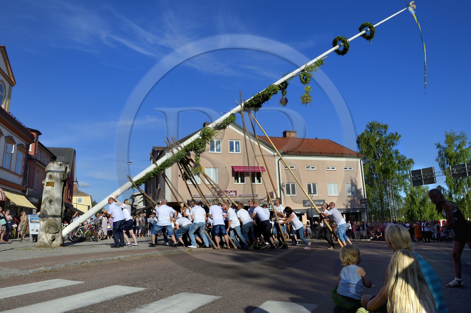 Suède, comté de Dalécarlie, les très populaires célébrations du solstice d'été à Leksand, festival des mâts de la Saint-Jean