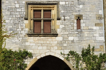France, Dordogne (24), Périgord Pourpre, Monpazier, labellisé Les Plus Beaux Villages de France, détail de facade sur la place des Cornières dans la bastide, fenetre à meneaux