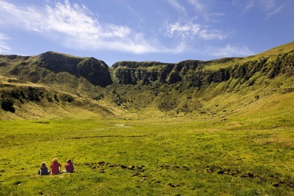 France, Cantal (15), monts du Cantal, Parc Naturel Régional des Volcans d' Auvergne, Puy-Mary, famille de randonneurs au pied de la montagne des Fours de Peyre Arse coupés par la brèche de Roland