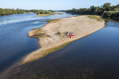 France, Maine-et-Loire (49), vallée de la Loire classée au Patrimoine Mondial par l'UNESCO, randonnée à bicyclette le long des berges de la Loire, campement pour la nuit sur un des bancs de sable formant des îles sur la Loire (vue aérienne)
