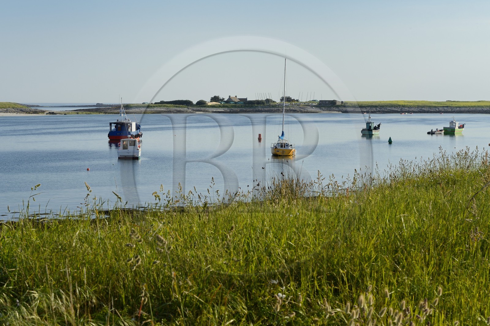 France, Finistère (29), La Foret Fouesnant, archipel des Glénan, Ile Saint-Nicolas, bateaux de pêche au mouillage et l'Ile Drénec en arrière plan