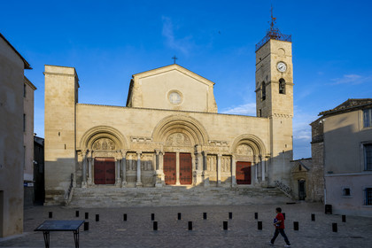 France, Gard (30), Saint-Gilles du Gard, église abbatiale de Saint-Gilles du XIIème-XIIIème siècle, classée Patrimoine Mondial de l'UNESCO au titre des chemins de Saint-Jacques de Compostelle en France, sculptures de la facade orientale de style art roman provencal