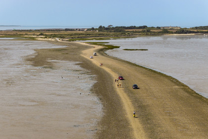 France, Charente-Maritime (17), Port-des-Barques, Port-des-Barques, le tombolo de la Passe aux Boeufs qui relie le continent à l'Ile Madame (vue aérienne)