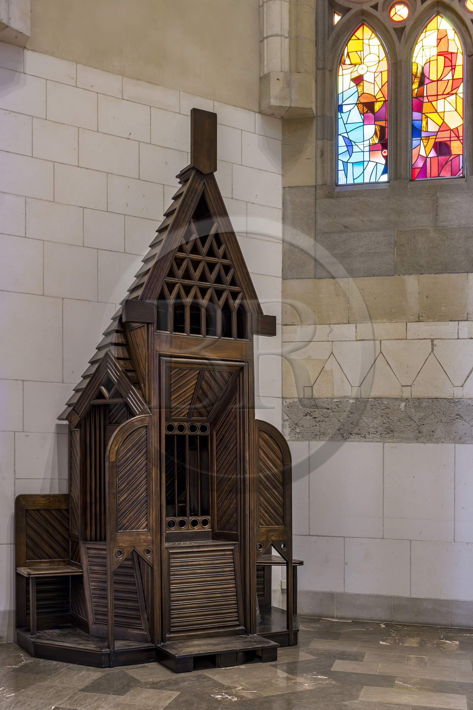 Espagne, Catalogne, Barcelone, quartier de l'Eixample, basilique de la Sagrada Familia de l'architecte du modernisme catalan Antoni Gaudi classée Patrimoine Mondial de l'UNESCO, mobilier et objets liturgiques conçus par Gaudi, confessional
