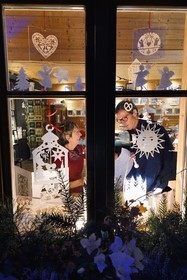 France, Bas-Rhin (67), Bischwiller, Michèle Wagner a relancé le canivet ou l'art du papier découpé pour styliser notamment les décorations de Noel