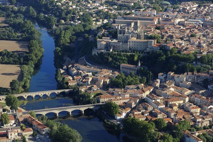 France, Hérault (34), Béziers avec la cathédrale Saint Nazaire et la rivière Orb (vue aérienne)