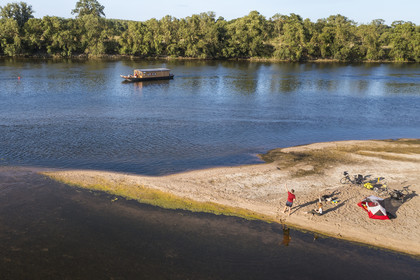 France, Maine-et-Loire (49), vallée de la Loire classée au Patrimoine Mondial par l'UNESCO, randonnée à bicyclette le long des berges de la Loire, campement pour la nuit sur un des bancs de sable formant des îles sur la Loire, une gabarre (bateau traditionnel à fond plat) en arrière plan (vue aérienne)