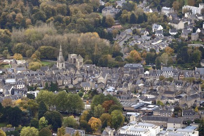France, Côtes-d'Armor (22), Guingamp, le centre ville et la basilique Notre-Dame de Bon-Secours (vue aérienne)