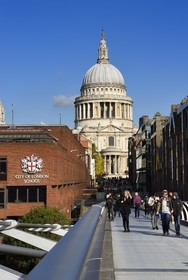 Royaume-Uni, Londres, quartier de la City, la cathédrale Saint-Paul depuis le pont du Millénaire (Millennium Bridge) de l'architecte Norman Foster sur la Tamise, la City of London School