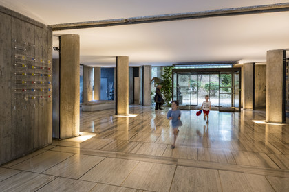 France, Bouches-du-Rhône (13), Marseille, oeuvre architecturale de Le Corbusier, classée Patrimoine Mondial de l'UNESCO, la Cité Radieuse par l'architecte Le Corbusier, le hall conçu comme une agora