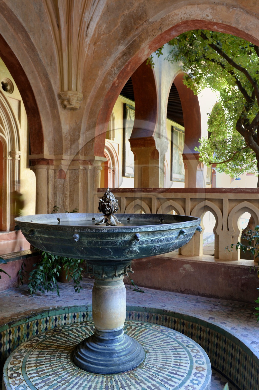 Espagne, Estremadure, Guadalupe, monastère royal de Santa Maria de Guadalupe classé Patrimoine mondial de l'UNESCO, cloître Mudejar construit au XIVe siècle, lavabo en céramique polychrome