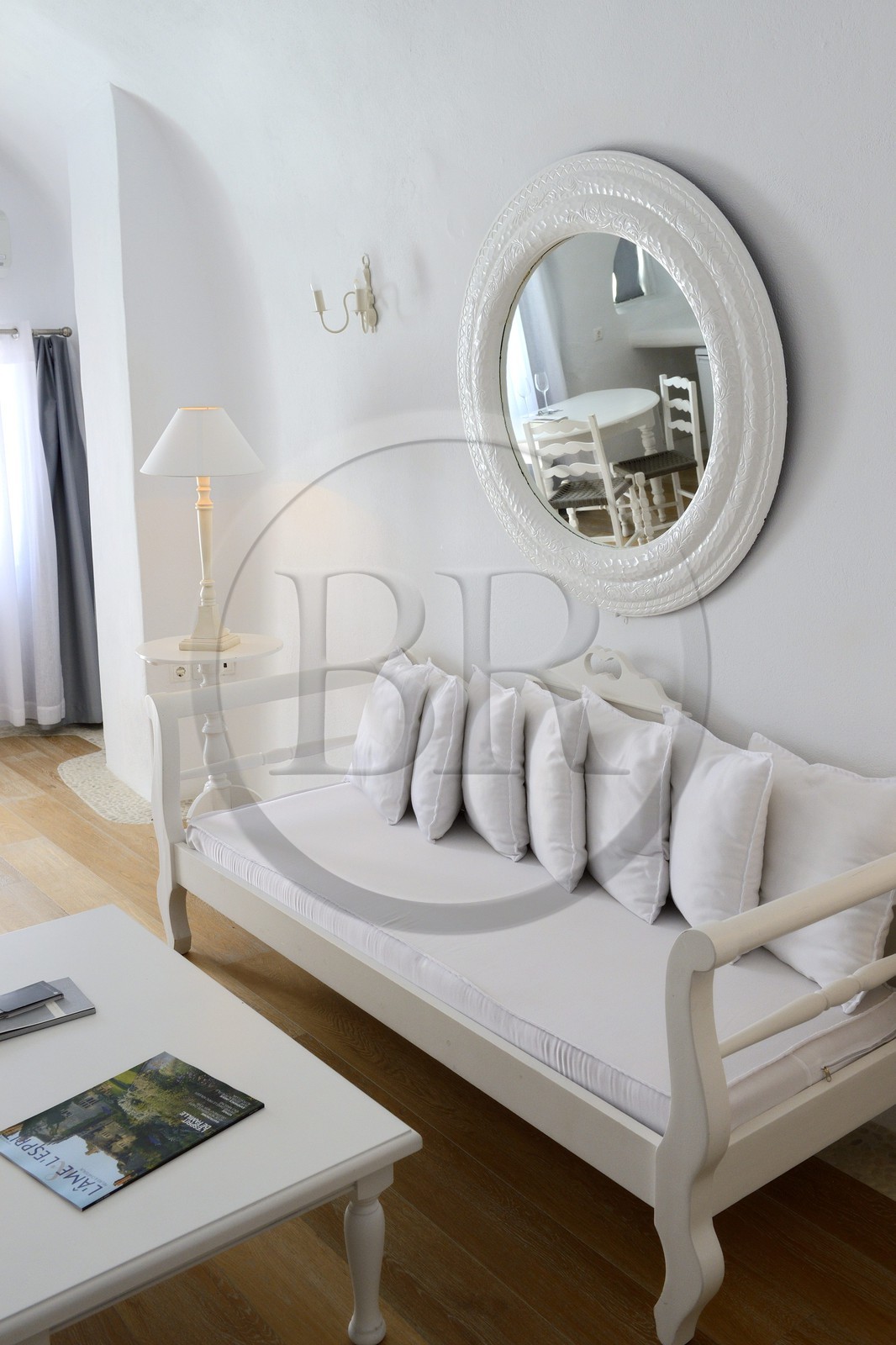 Grèce, Les Cyclades, mer Égée, île de Santorin (Thira ou Théra), village de Oia, l'hôtel Relais & Châteaux Kirini Suites & Spa, une suite