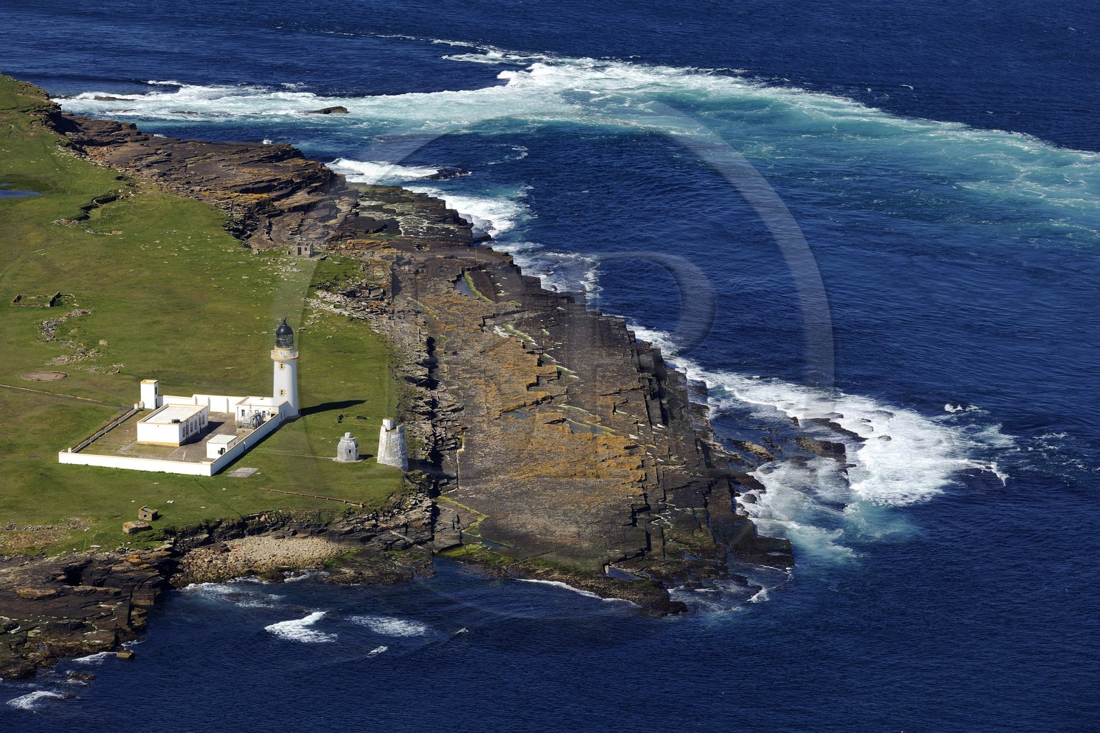 Royaume-Uni, Ecosse, Highland, le phare de l'Ile de Stroma au nord de John O'Groats met en garde les navires du tourbillon Swilkie à proximité (vue aérienne)