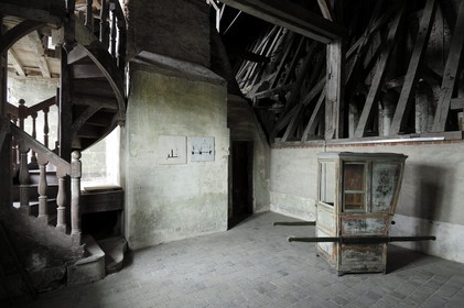 France, Loir-et-Cher (41), vallée de la Loire classée au Patrimoine Mondial de l'UNESCO, château de Blois, adjonction de l'aile François 1er sur les remparts médiévaux, chaise à porteur