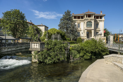 France, Vaucluse (84), L'Isle-sur-la-Sorgue, un des bras de la Sorgue, l'ancien chateau Dumas construit en 1880 et devenu la Caisse d'Epargne