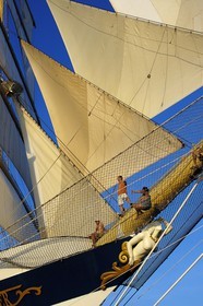 Caraïbes, la proue du SPV Royal Clipper toutes voiles dehors avec des passagers dans le filet