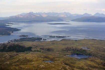 Royaume-Uni, Ecosse, Highland, Hébrides intérieures, le pont à Kyle of Lochalsh the et l'Ile de Skye en arrière plan (vue aérienne)