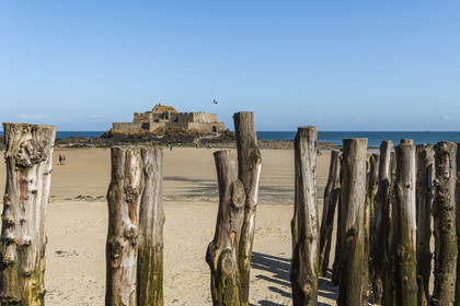 France, Ille-et-Vilaine (35), Côte d'Emeraude, Saint-Malo, Fort National conçu par Vauban et construit par Siméon Garangeau de 1689 à 1693, la plage de l'eventail à marée basse avec ses brise-lames en bois