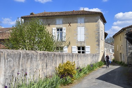 France, Charente (16), cycliste découvrant le village de Feuillade qui borde la véloroute la Flow Vélo