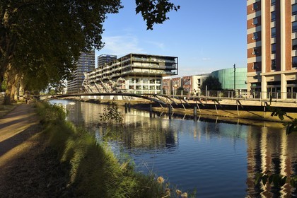 France, Bas-Rhin (67), Strasbourg, amenagement du port du Rhin et reconversion du mole du Bassin d'Austerlitz, presqu'ile Malraux, ancien entrepot du Mole Seegmuller transformé en commerce et appartements d'habitation, en bordure du bassin d'Austerlitz