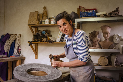 France, Haute-Loire (43), Le Monastier-sur-Gazeille, randonnée avec un âne sur le chemin de Stevenson (GR 70), rencontre avec la sculptrice Lucie Delmas qui a taillé le buste de Stevenson qui trone dans le village