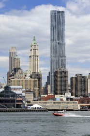 Etats-Unis, New York, Beekman Tower de l'architecte Frank Gehry vue depuis l'East River