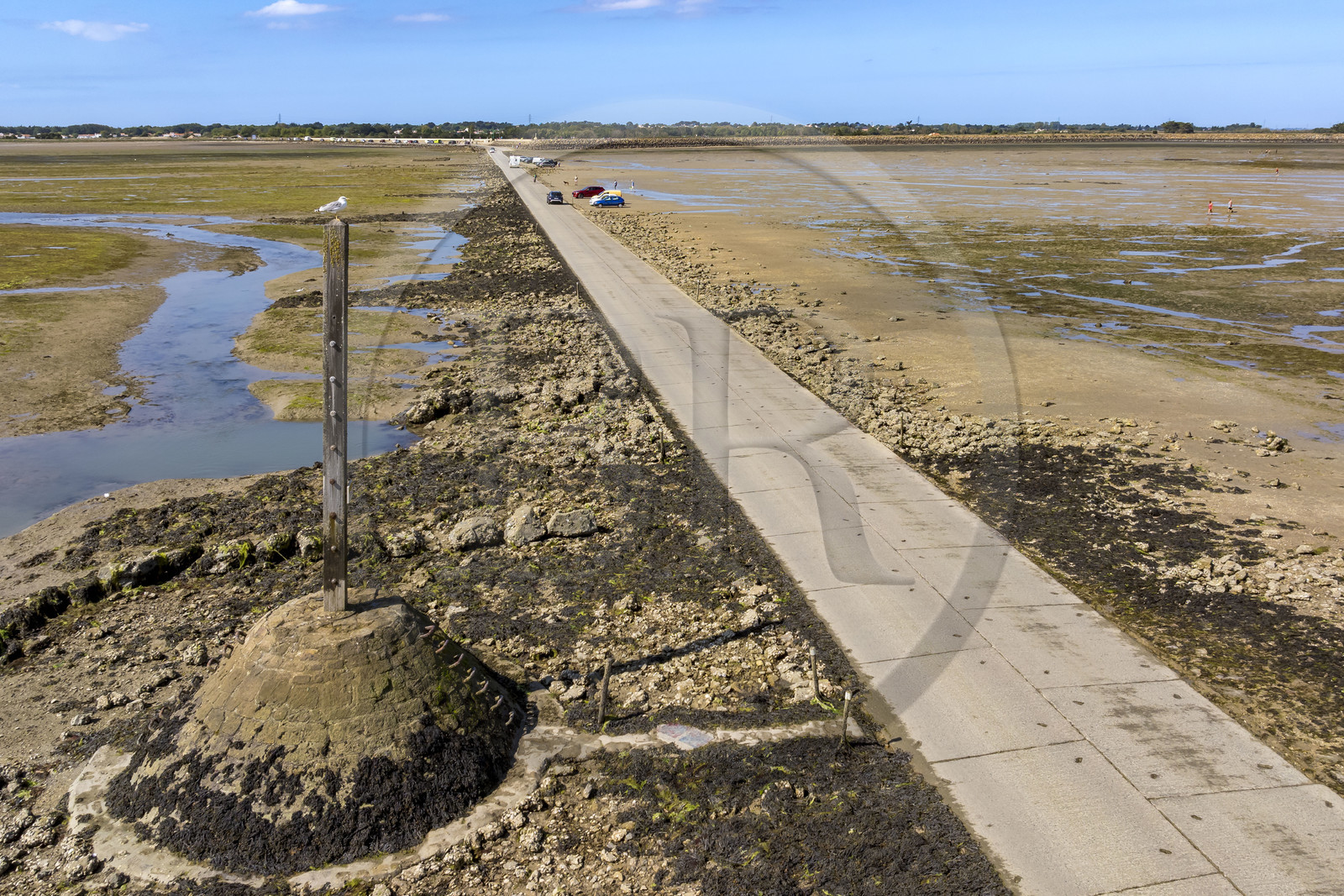 France, Vendée (85), île de Noirmoutier, Barbatre, le passage du Gois, chaussée submersible qui relie l'île au continent à marrée basse, un des refuges sur la gauche (vue aérienne)