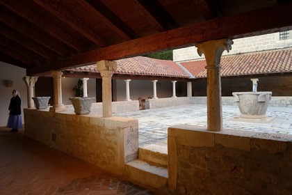 Croatie, Dalmatie, côte dalmate, Ile d’Ugljan, couvent franciscain Saint-Jérôme de la congrégation des Filles de la Miséricorde, le cloitre