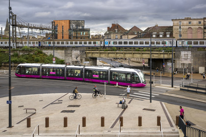 France, Côte-d'Or (21), Dijon, zone classée Patrimoine Mondial de l'UNESCO, devant la Cité Internationale de la Gastronomie et du Vin par l'architecte Anthony Béchu, le bout de la rue Monge