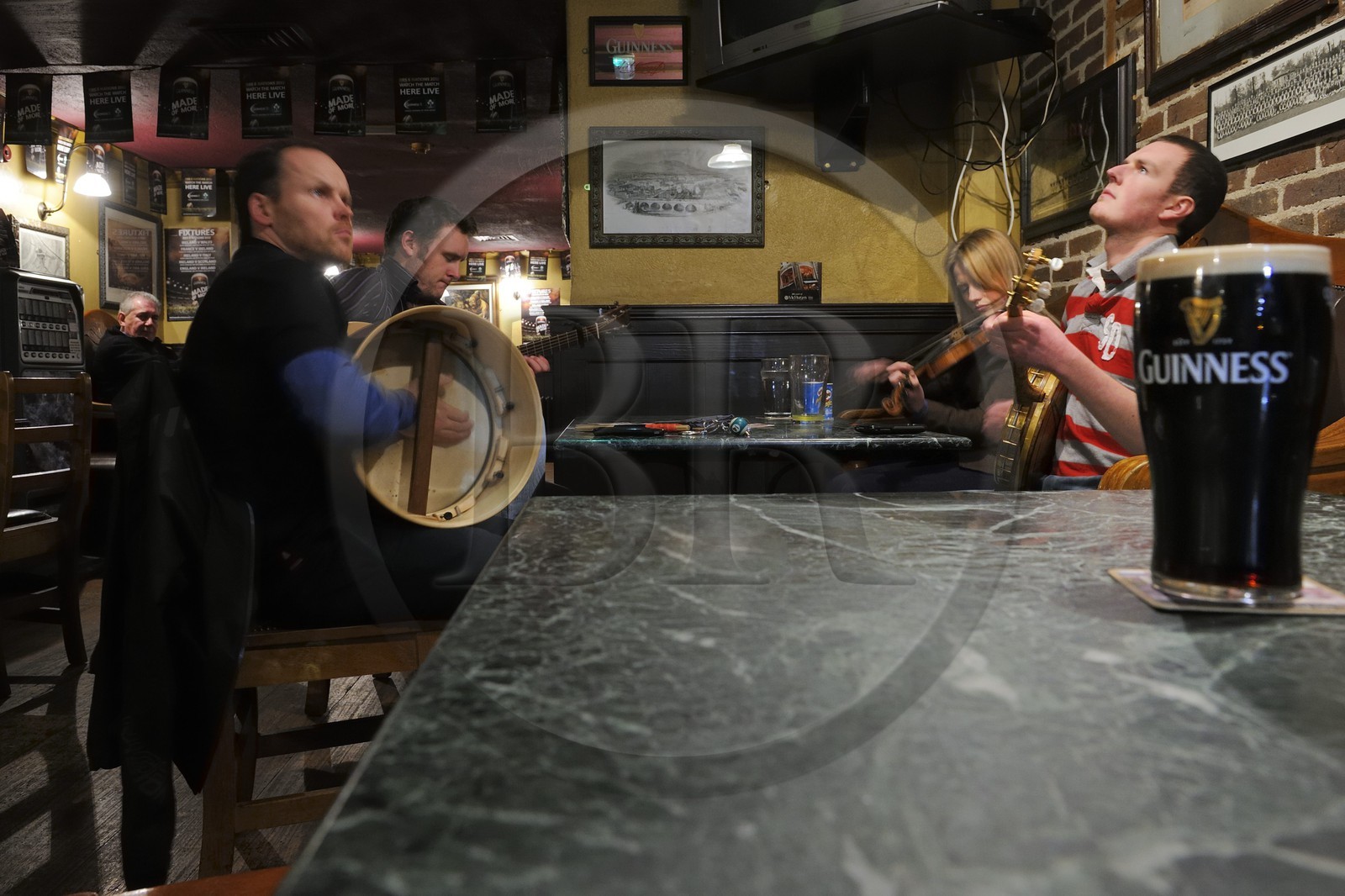 Royaume-Uni, Irlande du Nord, Belfast, concert de musique traditionnelle dans le plus vieux pub de la ville datant de 1711 le McHughs