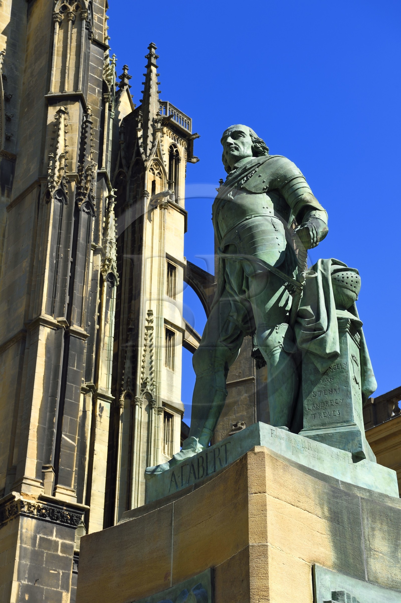 France, Moselle (57), Metz, la place d'Armes, statue du maréchal Fabert devant la cathédrale Saint-Etienne en pierre de Jaumont